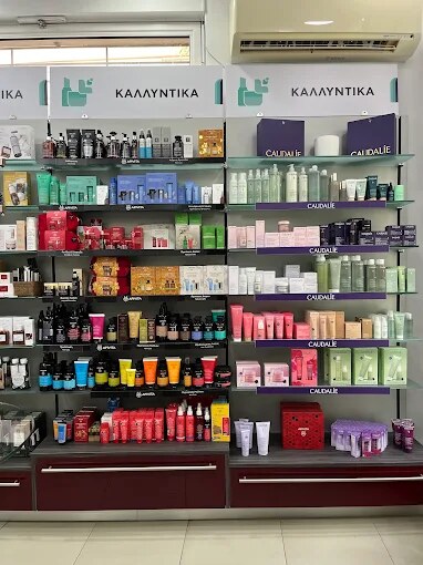 Ράφια με καλλυντικά Caudalie και Apivita στο Maranè Pharmacy